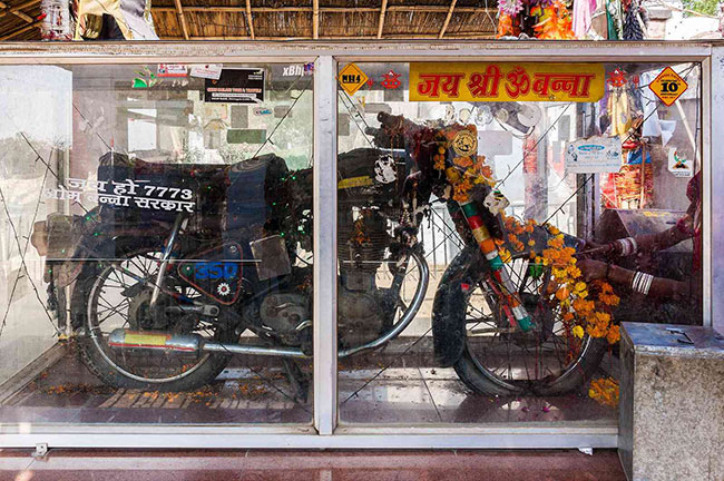 ఇది తెలుసా..బుల్లెట్ కూ ఓ గుడి..నిత్య పూజలు!