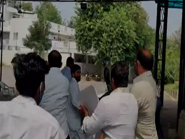 హోంమంత్రి ఇంటిని ముట్టడించిన కాంగ్రెస్ కార్యకర్తలు..