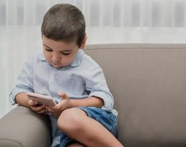 పిల్లలకు స్మార్ట్​ ఫోన్లు ఇవ్వకండి..  పిచ్చేక్కే ప్రమాదం ఉంది