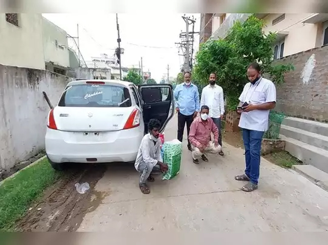 మందుబాటిళ్ల వ్యవహారం: దుర్గగుడి పాలకమండలి సభ్యురాలి రాజీనామా