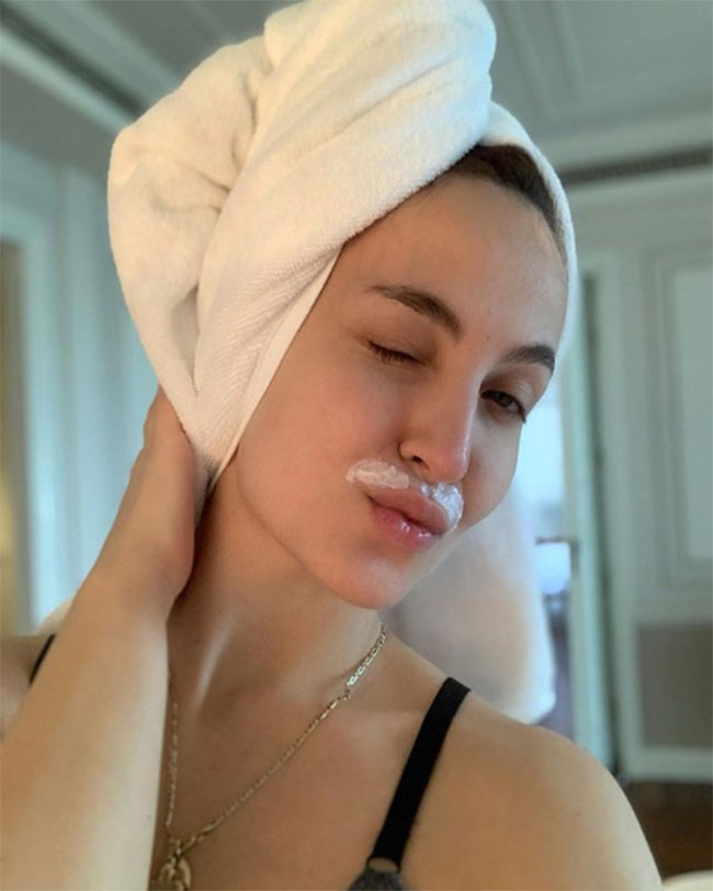 పెద‌వి అంచుపై‌ క్రీము పూసుకుని ఊరిస్తున్న హాటీ