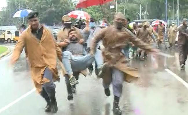 అసెంబ్లీ ముట్టడికి కట్టగట్టుకొని వచ్చారు..  హైదరాబాద్​ లో తీవ్ర ఉద్రిక్తత!