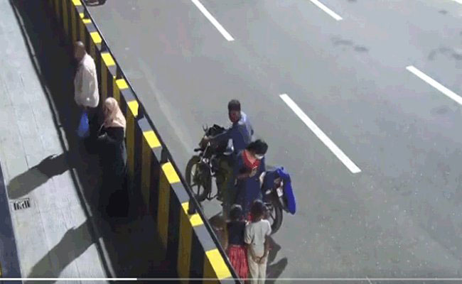 తీగల వంతెనపై అతి తెలివి చూపొద్దు..  అడ్డంగా బుక్కైపోతారు..