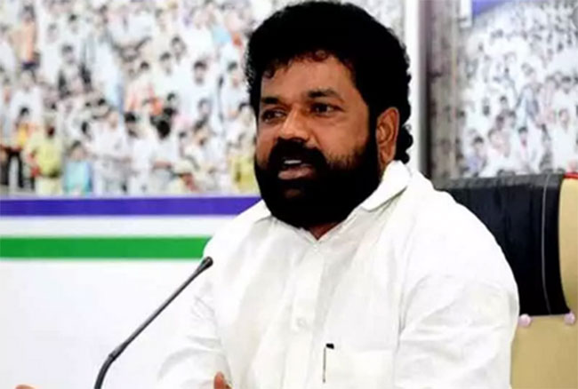 ఇంట్లో నుంచి బయటకొస్తున్న జగన్ ఎంపీపై రాడ్ తో దాడికి యత్నం