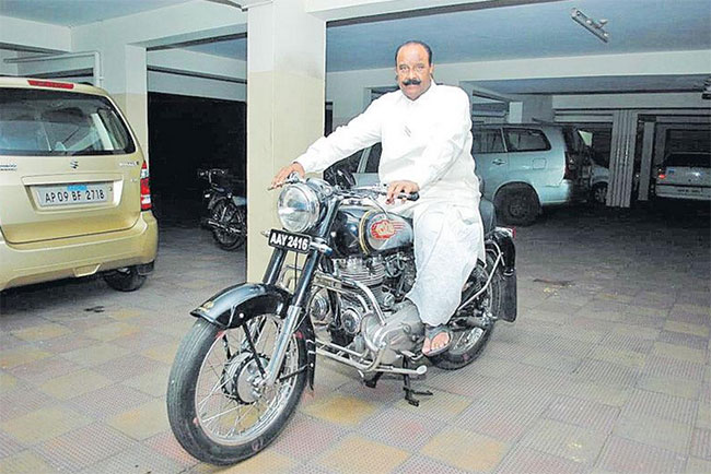 నాయిని రాజకీయాలన్నీ బుల్లెట్‌ బండి పైనే..దానికి కారణం అదే