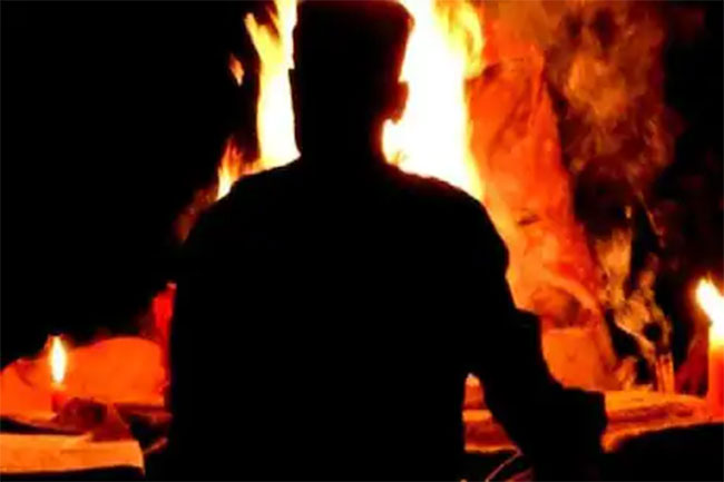 ఆన్ లైన్ లో చూసి శ్మశానంలో క్షుద్రపూజలు..నలుగురు యువకులు అరెస్ట్!