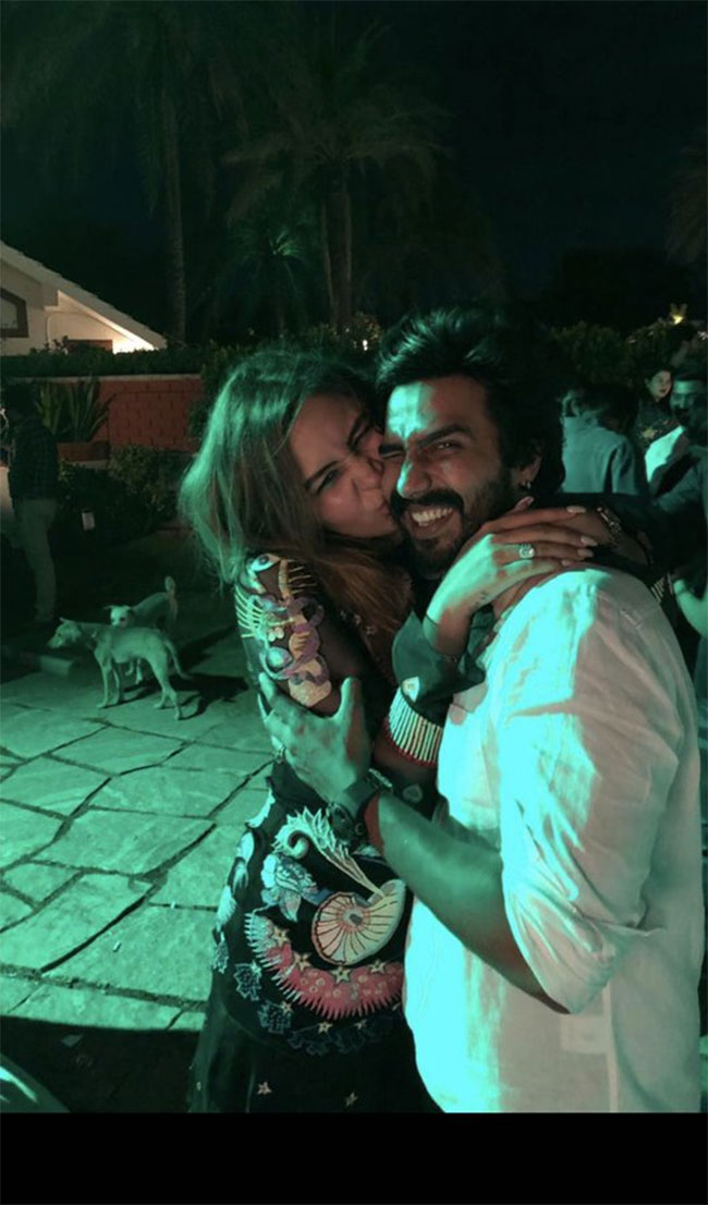 ఫొటోటాక్ : ప్రియుడిని ముద్దుల్లో ముంచేసింది