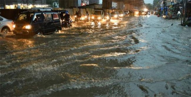 హైదరాబాద్ మహానగరాన్ని ముంచెత్తిన భారీ వర్షం