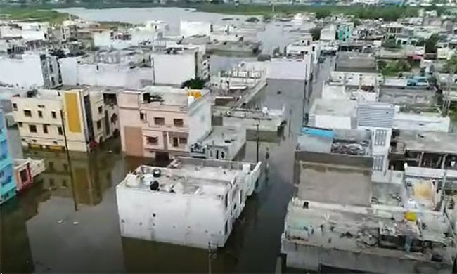 భారీ వర్షాలు , వరదలతో కొంపల్లి వాసుల అవస్థలు !