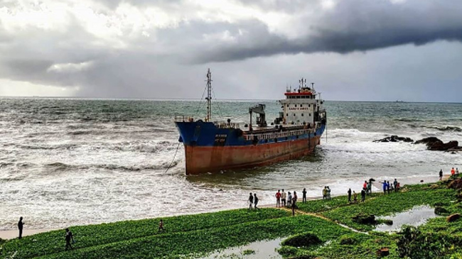 విశాఖ తీరానికి కొట్టుకొచ్చిన భారీ నౌక.. పోటెత్తిన జనాలు