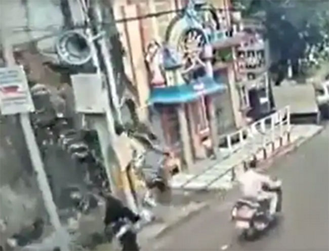 నడుచుకుంటూ వెళుతుంటే.. అంత పెద్ద బిల్డింగ్ కుప్పకూలింది.. ఆమెకు ఏమీ కాలేదు