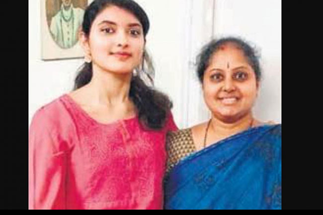 సంచయితపై ఊర్మిళ సంచలన వ్యాఖ్యలు