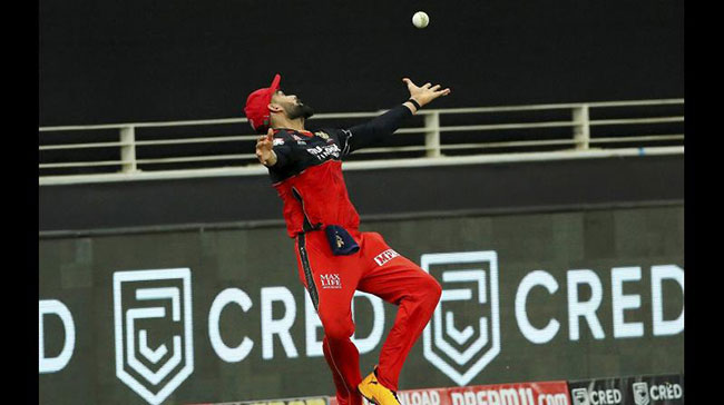 ఇవేం లైట్లు బాబోయ్..క్యాచ్ లు వదిలేస్తున్న ఆటగాళ్ళు