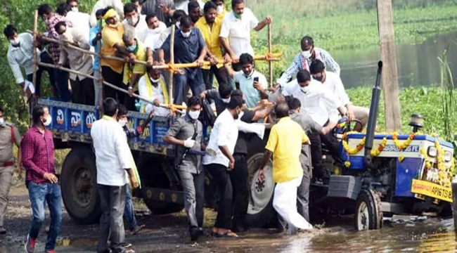 ట్రాక్టర్​ నడుపుతూ  తడబడ్డ లోకేశ్.. డ్రెయిన్లోకి వాహనం.. కేసు నమోదు