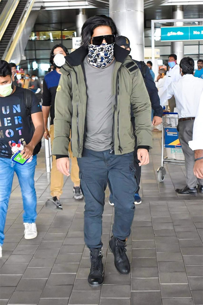 ఫొటోటాక్‌ :  హైదరాబాద్‌ లో ల్యాండ్‌ అయిన పాన్‌ ఇండియా యాక్షన్‌ స్టార్‌