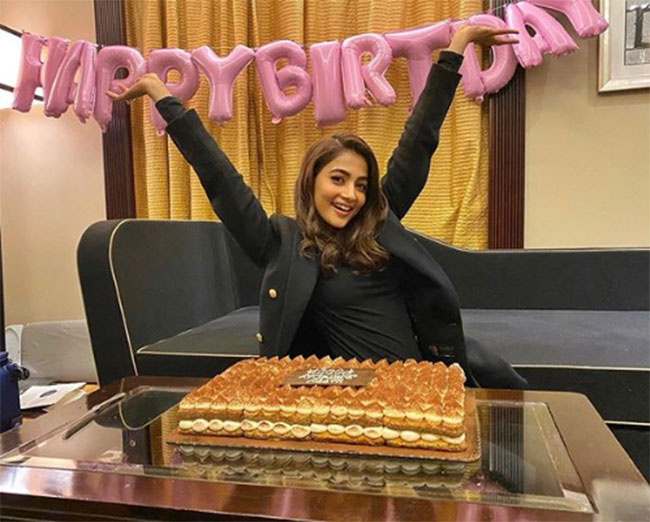 బాబోయ్‌.. బుట్ట బొమ్మ బ‌ర్త్ డే కేక్ ఎంత పెద్ద‌దో!