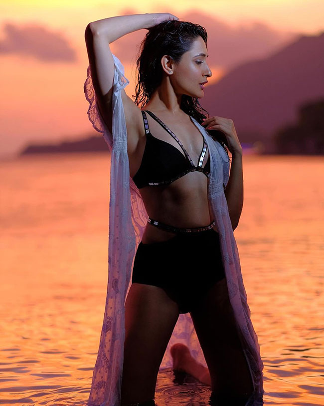 బికినీలు వేసినా.. అందాలు ఆర‌బోసినా కానీ..!