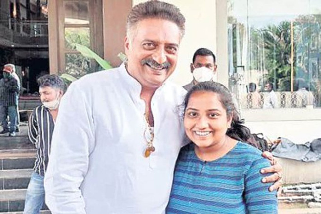 తండ్రి లేని అమ్మాయికి ప్రకాష్‌ రాజ్‌ పెద్ద మనసుతో సాయం