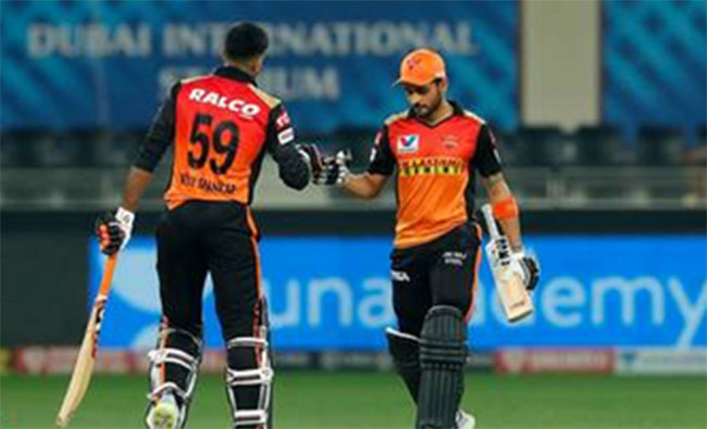 మనీశ్ వీర విధ్వంసం..రేసులోనే రైజర్స్!