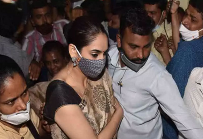 జైలు నుండి బయట పడేందుకు హీరోయిన్ డ్రామాలు? జైలు నుండి బయట పడేందుకు హీరోయిన్ డ్రామాలు?