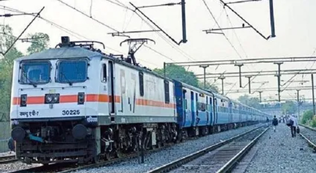 క్లోన్ రైల్ పేరుతో ప్రయాణికుల జేబులకు చిల్లు పెడుతున్న రైల్వేలు క్లోన్ రైల్ పేరుతో ప్రయాణికుల జేబులకు చిల్లు పెడుతున్న రైల్వేలు