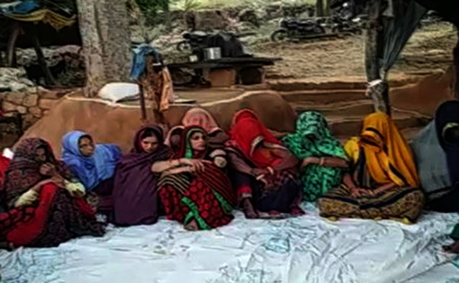 దారుణం: మతగురువు పై బతికి ఉండగానే పెట్రోల్ పోసి నిప్పు దారుణం: మతగురువు పై బతికి ఉండగానే పెట్రోల్ పోసి నిప్పు