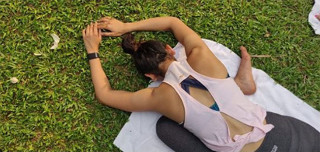 ఒళ్లంతా విరుచుకుని ర‌కుల్ ఈ యోగాభ్యాస‌మేంటి?