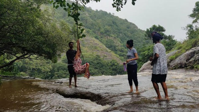 మిడిల్ క్లాస్ స్నేహితులను ఎప్పటికీ వదలదట! మిడిల్ క్లాస్ స్నేహితులను ఎప్పటికీ వదలదట!