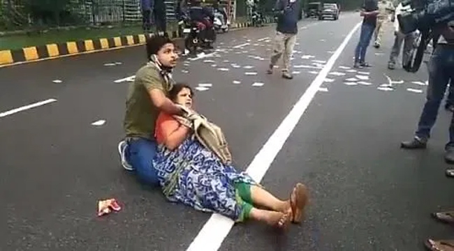 తల్లి మెడపై కత్తిపెట్టి హల్ చల్..ఏం డిమాండ్ చేశాడంటే! తల్లి మెడపై కత్తిపెట్టి హల్ చల్..ఏం డిమాండ్ చేశాడంటే!