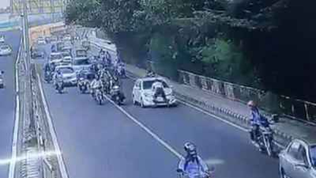 ఢిల్లీలో దిగ్భ్రాంతికర ఘటన ... కారు బానెట్ ‌పై ట్రాఫిక్‌ పోలీస్ !