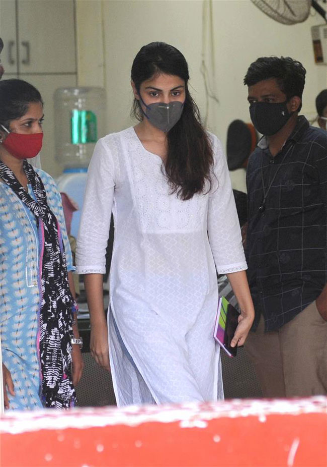 రియా చక్రవర్తి ఆ ఛానల్స్ పై లీగల్ గా పోరాడనుందా...?