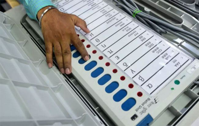 కుర్చీ ఫైట్: తమిళనాట వేడెక్కుతున్న రాజకీయం..