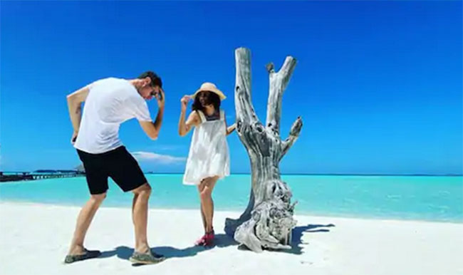 తాప్సీతో బీచ్ సెలబ్రేషన్ లో సీక్రెట్ గయ్ ఎవరు? తాప్సీతో బీచ్ సెలబ్రేషన్ లో సీక్రెట్ గయ్ ఎవరు?