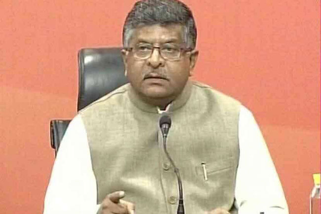 కేంద్రమంత్రికి తృటిలో తప్పిన ప్రమాదం ...హెలిక్యాప్టర్ రెక్కలు విరిగిపోయాయి