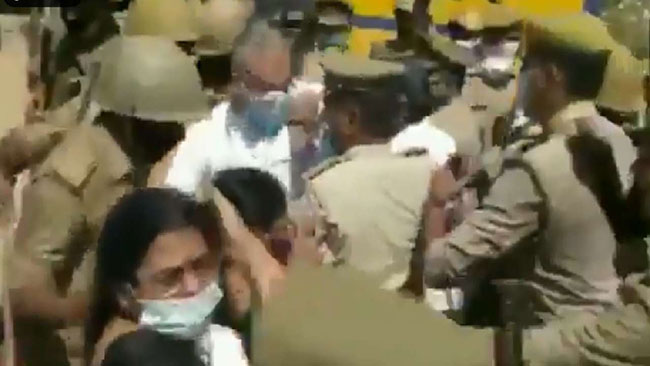 పరామర్శకు వెళ్లిన మహిళా నేతల జాకెట్లు పట్టుకొని లాగేసి..లాఠీలతో కొట్టారట! పరామర్శకు వెళ్లిన మహిళా నేతల జాకెట్లు పట్టుకొని లాగేసి..లాఠీలతో కొట్టారట!