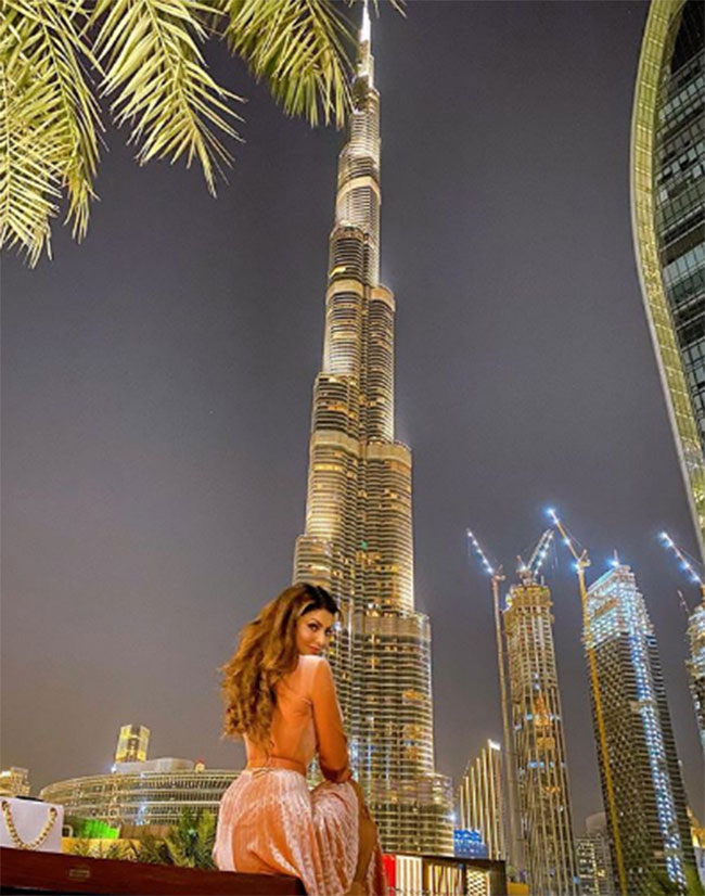 దుబాయ్ బుర్జ్ ఖ‌లీఫా ముందు విర‌హ‌యోగినిలా