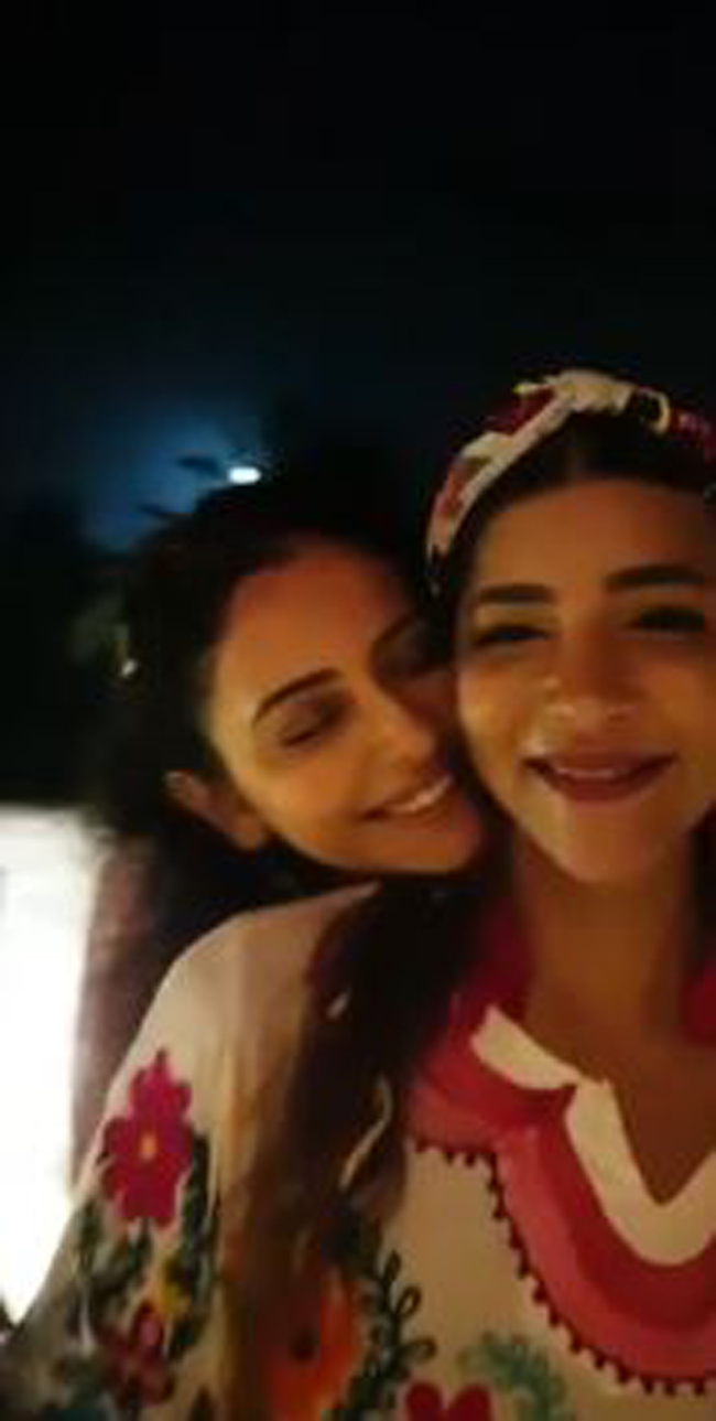 వీడియో : రకుల్‌.. మంచు లక్ష్మీ ఫ్రెండ్లీ హగ్‌ వైరల్‌