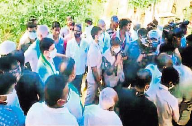 అమరావతి ప్రాంతంలో లోకేశ్ ను స్థానికులు ఎందుకు అడ్డుకున్నట్లు? అమరావతి ప్రాంతంలో లోకేశ్ ను స్థానికులు ఎందుకు అడ్డుకున్నట్లు?