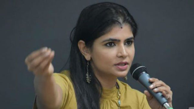 కెమెరా ముందు వ‌లువ‌లు వ‌లిచేయ‌మన్నాడు!