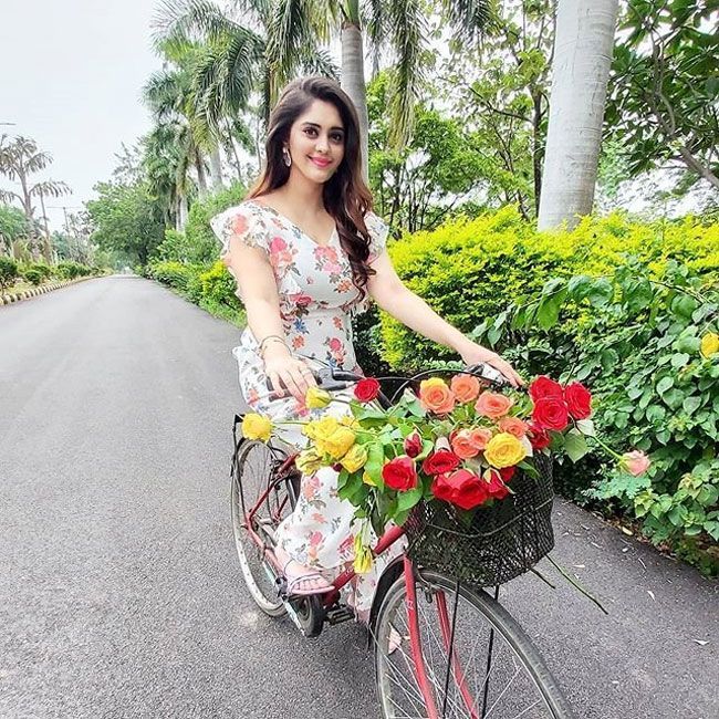 Surbhi%20Puranik%20Looking%20pretty_8.jp