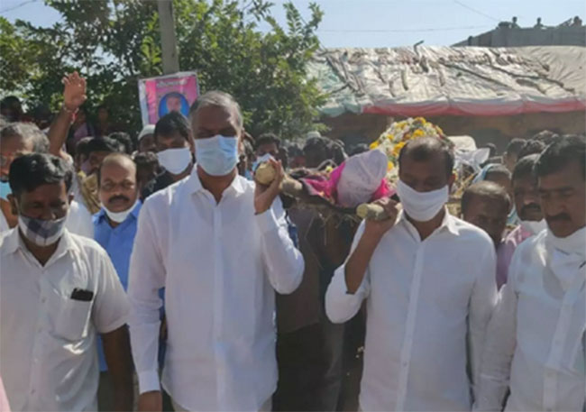 దుబ్బాకలో ఓడారని కార్యకర్త సూసైడ్.. పాడె మోసిన హరీశ్