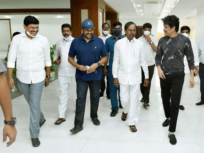 క్యాప్ ‌తో ప్ర‌త్య‌క్ష‌మ‌య్యారు.. ఏంటా మెగా సీక్రెట్?