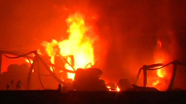 అర్థరాత్రి వేళ.. బెజవాడలో భారీ అగ్నిప్రమాదం