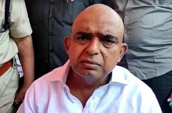 మంత్రి  పేర్ని నానిపై హత్యాయత్నం.. తృటిలో తప్పిన ప్రమాదం