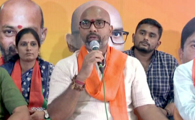 కేసీఆర్.. కేటీఆర్ ఫ్లెక్సీలు కనిపిస్తే చించేయంది.. ఎంపీ సంచలన పిలుపు