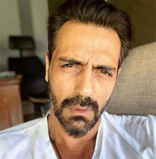 డ్రగ్స్ కేసు: బాలీవుడ్ హీరో ఇంట్లో ఎన్సీబీ సోదాలు..!