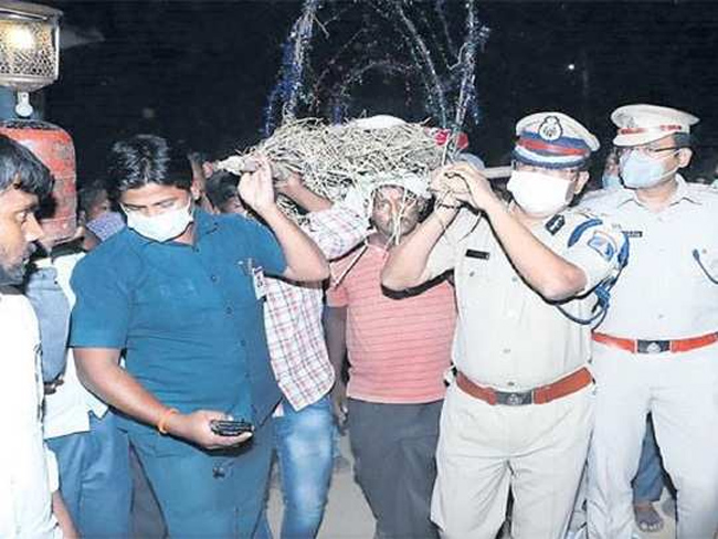 కానిస్టేబుల్ పాడె మోసిన సజ్జనార్ .. ఎందుకంటే?