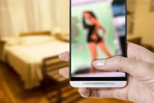 బస్​ కండక్టర్​ లీలలు మామూ లుగా లేవు.. యువతులతో శృంగారం.. పోర్న్​ సైట్లకు వీడియోల విక్రయం