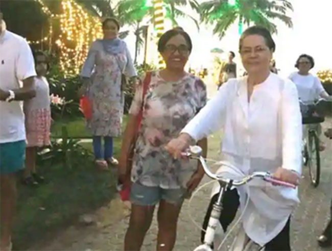 సైకిల్ తొక్కిన కాంగ్రెస్ అధినేత్రి సోనియా