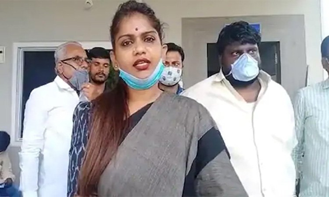 Dubbaka Bypoll: Popular TV Host Kathi Karthika Failed To Get Deposit Votes